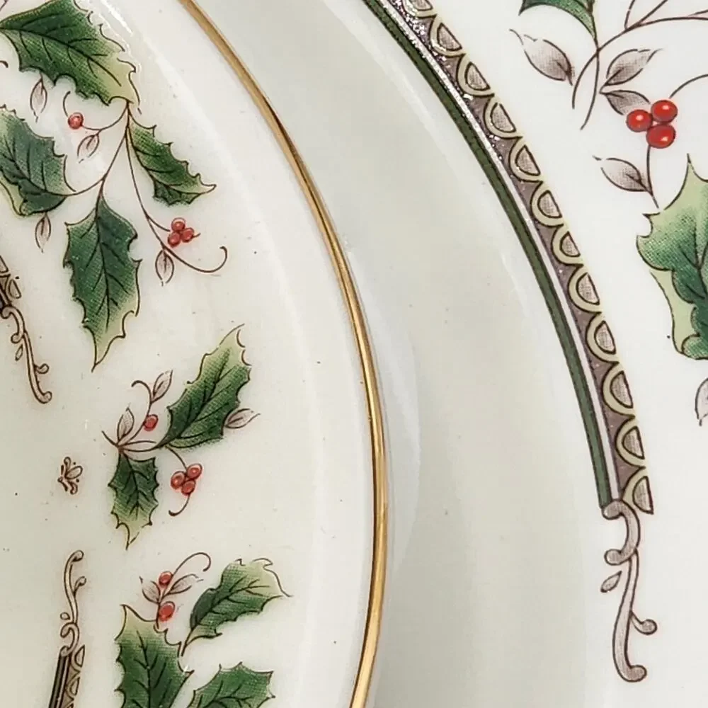 ROYAL LIMITED Holly Holiday 12 Piece Dinnerware Set Japan J-9821 Vintage 1987